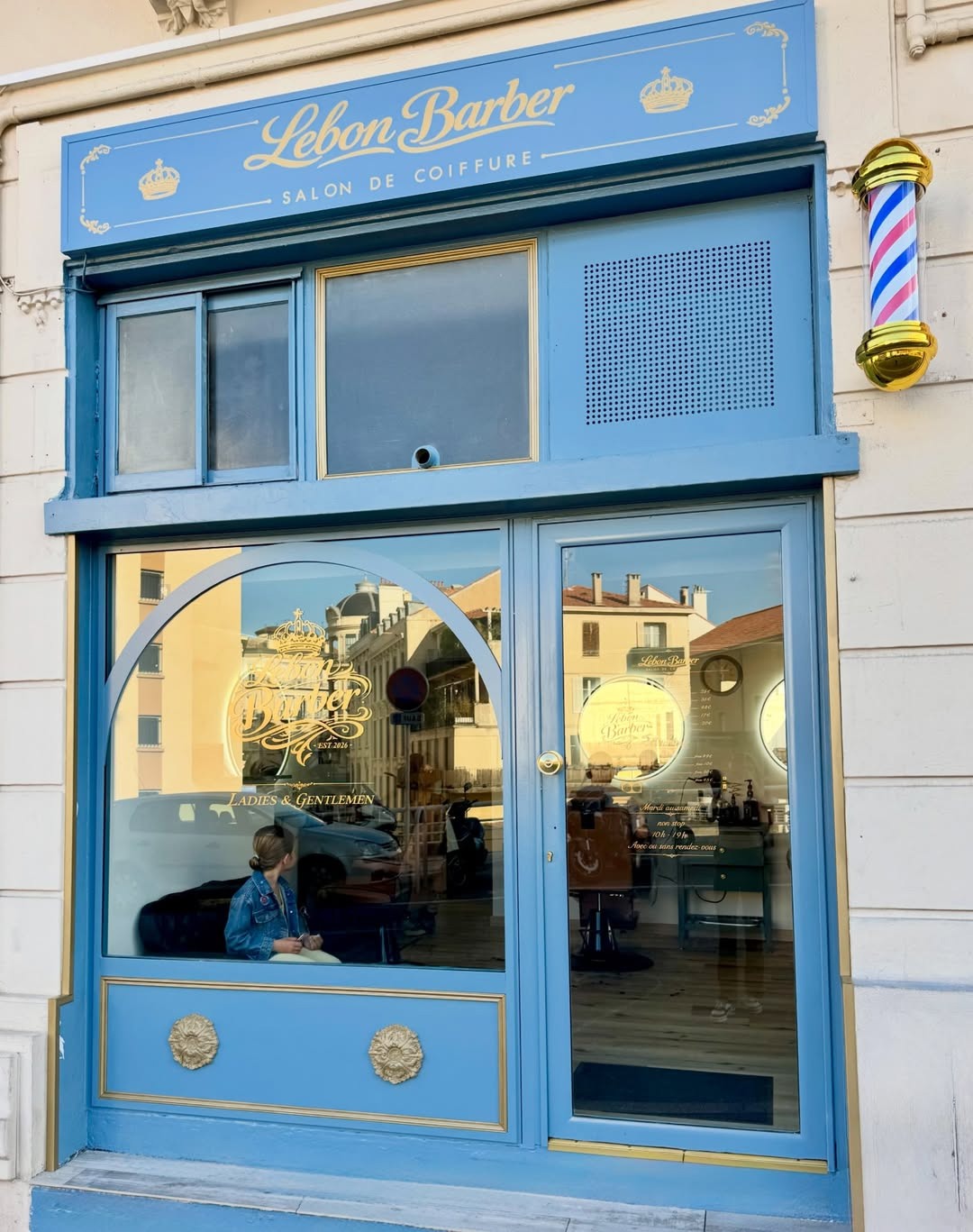 Façade bleue du salon Lebon Barber à Cannes